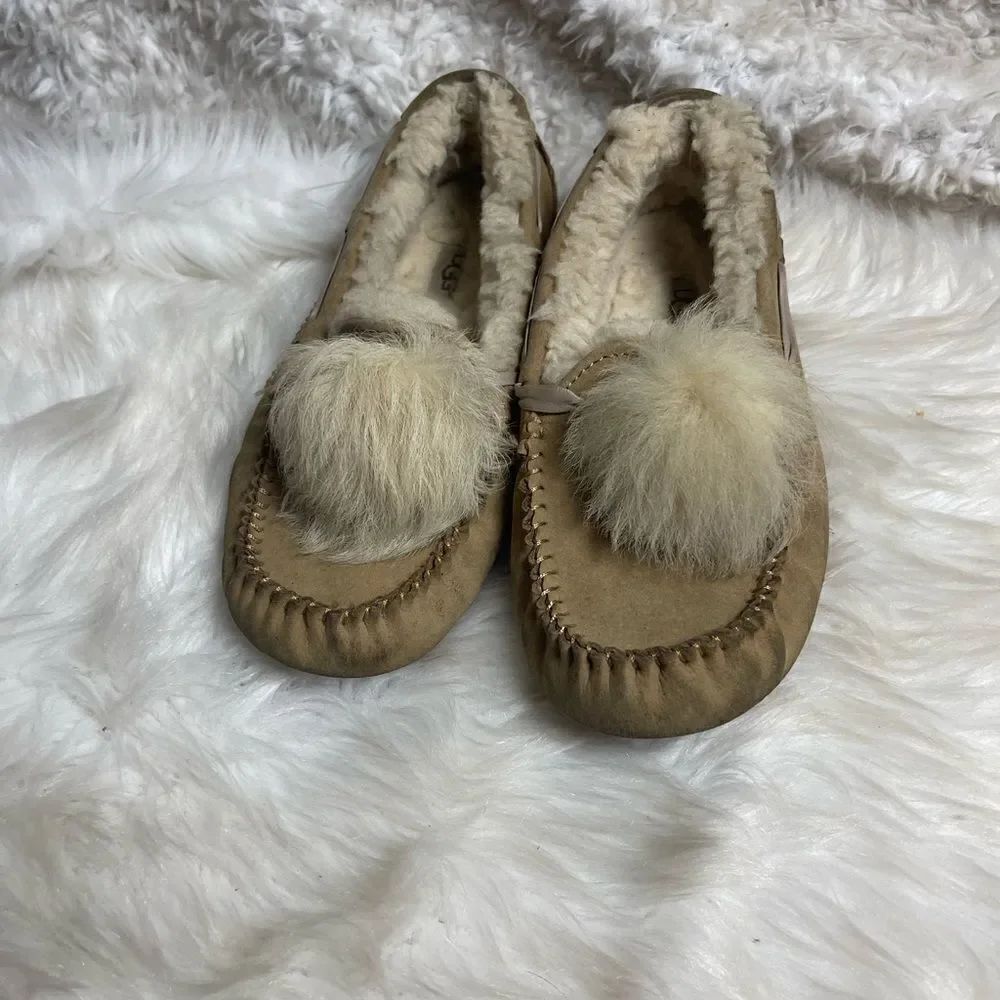 UGG Australia Dakota Pom Moccasins khaki size 9.